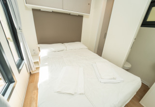 Chambre avec lit double au Chianti Glamping Resort - Cottages Toscane, intérieur moderne et lumineux.