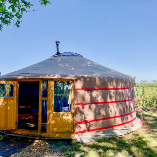 Glamping-Unterkunft im Stil einer Jurte bei Glamping 't Buitenland - Yurts Brabant in einer grünen Umgebung.