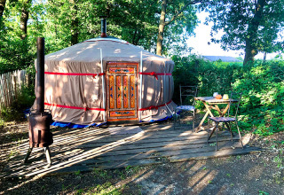 Yurt glamping accommodatie bij Glamping 't Buitenland - Yurts Brabant, met terras in een bosrijke omgeving.
