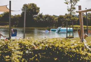 Camping De Bovenberg – Lodgetenten Twente met vijver, waterpret en gezellige groene ontspanningsruimte.