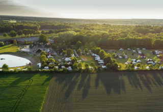 Vista aerea di Camping De Bovenberg – Lodgetenten Twente con lago, alberi e tende glamping.