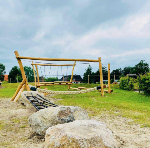 Abenteuerliche Holzspielplatz mit Seil und Kletternetz bei Camping De Bovenberg – Lodgetenten Twente in Twente.