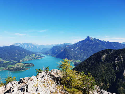 Vue magnifique sur le lac et les montagnes près de Camp MondSeeLand - Kampeerhutten Oostenrijk glamping