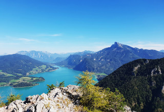 Stunning view of lake and mountains near Camp MondSeeLand - Kampeerhutten Oostenrijk glamping site