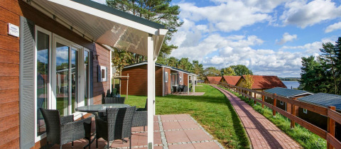 Alloggi glamping Vakantiepark Havelberge: case mobili Ocala Premium con terrazza e vista lago panoramica.