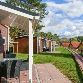 Alojamientos glamping en Vakantiepark Havelberge, Stacaravan Ocala Premium con vistas al lago y jardines.