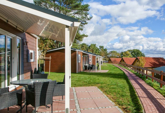 Alojamientos glamping en Vakantiepark Havelberge, Stacaravan Ocala Premium con vistas al lago y jardines.