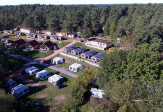 Luchtfoto van Vakantiepark Havelberge, Stacaravan Ocala Premium met uitzicht op bosrijke omgeving.