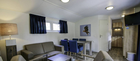 Gemütliches Glamping-Mobilheim mit Wohnzimmer, Küchenzeile und Essbereich im Vakantiepark Havelberge.