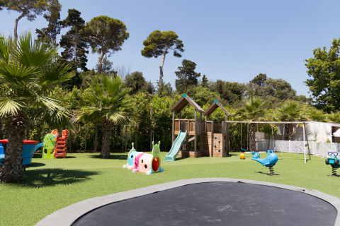 Aire de jeux avec balançoires, toboggans et équipements au Villa Alwin Beach Resort, glamping Le Marche.