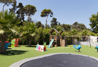 Speeltuin met schommels, glijbanen en speeltoestellen bij Villa Alwin Beach Resort, glamping Le Marche.