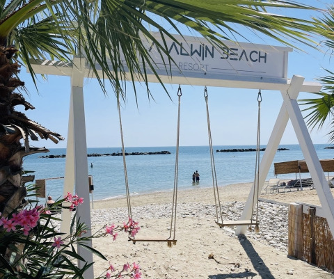 Schommels op het strand bij Villa Alwin Beach Resort met uitzicht op zee in Le Marche, Italië.