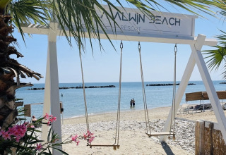 Columpios en la playa del Villa Alwin Beach Resort con vistas al mar en Le Marche, Italia.