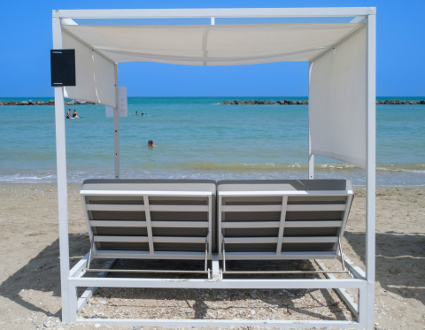 Strandblick von luxuriösem Lodgetent im Villa Alwin Beach Resort an der Küste von Le Marche, Italien.