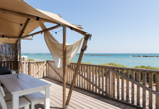 Terraza al aire libre con vista al mar en Villa Alwin Beach Resort, glamping junto a la playa en Le Marche.