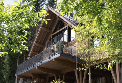 Moderna casa sull’albero con ampia terrazza tra alberi, al Wander- & Wellnesshotel Gassner in Austria.