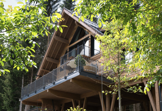 Casa en el árbol moderna con gran balcón entre árboles, parte de Wander- & Wellnesshotel Gassner en Austria.