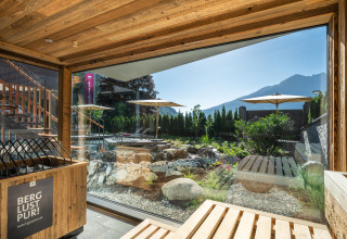 Vista da una casa sull'albero al Wander- & Wellnesshotel Gassner con giardino, montagne e area relax.