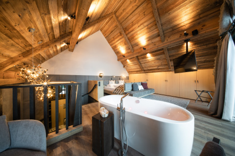Alojamiento glamping de lujo en Wander- & Wellnesshotel Gassner - Boomhut Oostenrijk con bañera independiente.