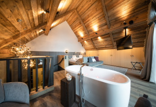 Luksuriøs glampingindkvartering på Wander- & Wellnesshotel Gassner - Boomhut Oostenrijk med fritstående badekar.