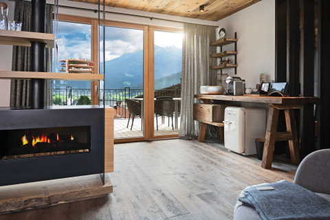 Moderne glampingaccommodatie bij Wander- & Wellnesshotel Gassner - Boomhut Oostenrijk met uitzicht op bergen.