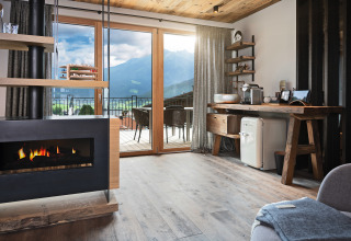 Alojamiento de glamping moderno en Wander- & Wellnesshotel Gassner - Boomhut Oostenrijk con vistas a las montañas.