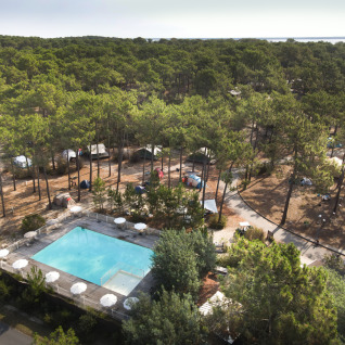Luchtfoto van Huttopia Lac de Carcans glamping in Aquitaine met zwembad, tenten en bosrijke omgeving.