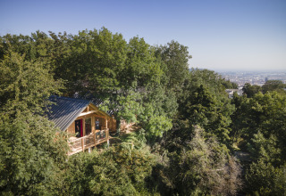 Glamping-Unterkunft in einer Holzhütte im Wald mit Blick auf die Stadt, Huttopia Royat - Glamping Auvergne.