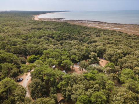 Luftaufnahme vom Huttopia Oléron les Chênes Verts Glampingplatz im Wald an der Küste von Nouvelle-Aquitaine.