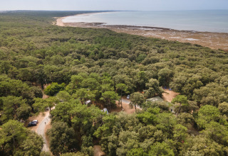 Luchtfoto van Huttopia Oléron les Chênes Verts glamping en camping in het bos aan de kust van Nouvelle Aquitaine.