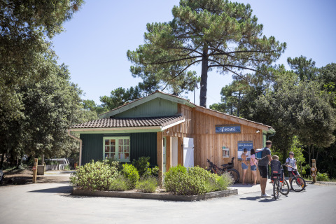 Glamping Huttopia Oléron les Chênes Verts in Nouvelle Aquitaine met houten huisje en mensen op de fiets.