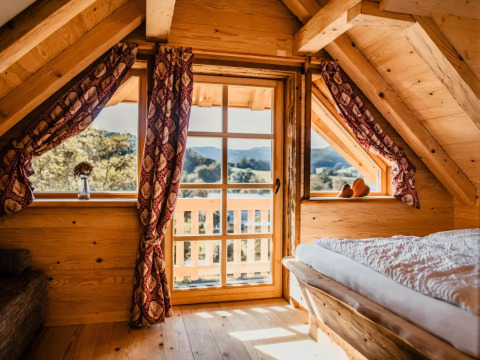 Hyggelig træhytte på s'Baumhaus Dörfle med udsigt over Schwarzwald. Ideel til glamping og afslapning.