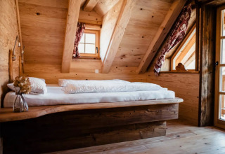 Accogliente baita in legno con soffitto spiovente e letto matrimoniale a s'Baumhaus Dörfle - Boomhutten Zwarte Woud.