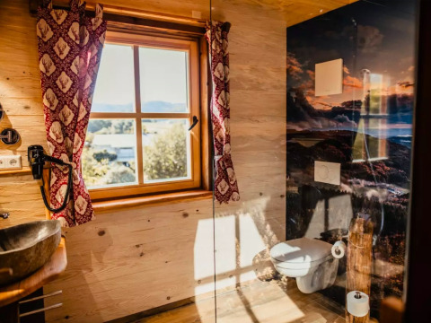Bagno in alloggio glamping s'Baumhaus Dörfle - Boomhutten Zwarte Woud con finestra e vista sul bosco.