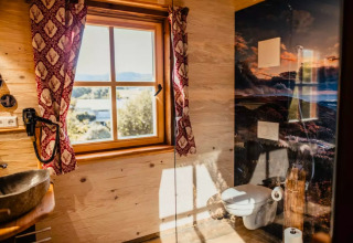 Badeværelse i glamping hos s'Baumhaus Dörfle - Boomhutten Zwarte Woud, med naturudsigt og trædetaljer.