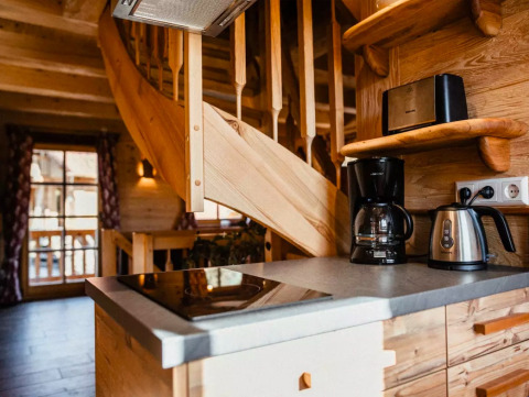 Cocina de cabaña moderna con cafetera, hervidor y tostadora en s'Baumhaus Dörfle, Selva Negra.