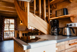 Cocina de cabaña moderna con cafetera, hervidor y tostadora en s'Baumhaus Dörfle, Selva Negra.