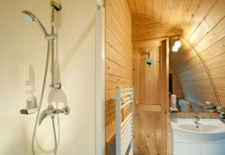 Moderne badeværelse med træpaneler i Nature Resort Natterer See - Woodlodges Tirol, glamping.