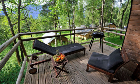 Glamping-Unterkunft Nature Resort Natterer See – Woodlodges Tirol mit Terrasse, Liegen und Grill.