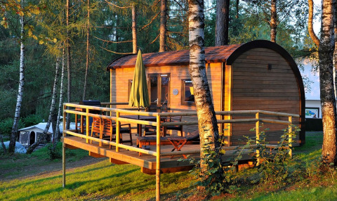 Alojamiento glamping Woodlodge en Nature Resort Natterer See en Tirol, rodeado de abedules y naturaleza.