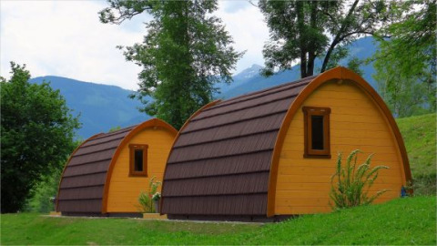 Gezellige glamping pods bij Camping Putterersee in Oostenrijk omgeven door natuur en berglandschap.