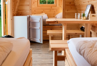 Vue intérieure d'une cabine glamping en bois au Natuurpark Camping Prinzenholz, Schleswig-Holstein, Allemagne.
