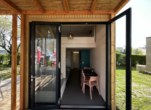 Moderne glampingaccommodatie Strandcamping Podersdorf am See Tiny Houses in Oostenrijk, buitenaanzicht.