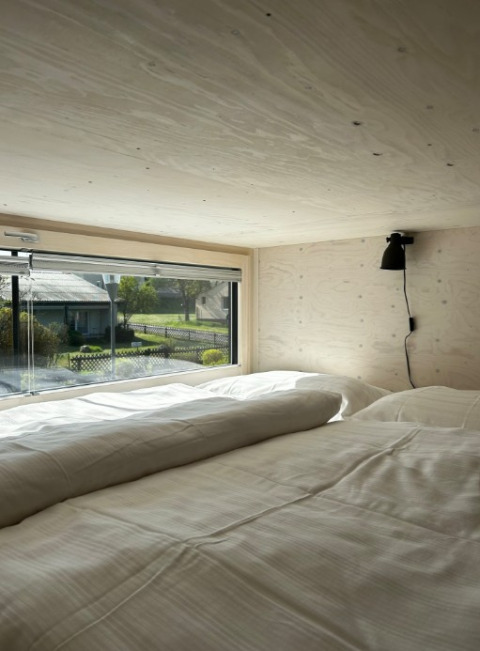 Vista desde una cama acogedora en una Tiny House en Strandcamping Podersdorf am See, Austria.
