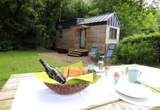 Udendørs glamping med Tinyhouse KLEINES EMS-IDYLL, picnicbord og naturudsigt i Emsland, Holland.