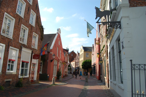 Encantadora calle peatonal con casas tradicionales, perfecta para glamping en Tinyhouse KLEINES EMS-IDYLL, Emsland.