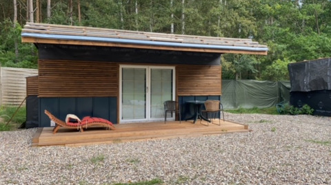 Glamping verblijf Kanoboerderij aan het Heegermeer - Tinyhouse in Mecklenburg-Vorpommern met terras.