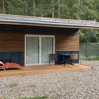 Glamping accommodatie Kanoboerderij aan het Heegermeer - Tinyhouse in Mecklenburg-Vorpommern met veranda.