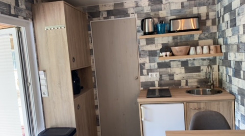 Pequeña cocina moderna en el glamping Kanoboerderij aan het Heegermeer, Mecklenburg-Vorpommern.