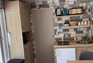 Angolo cottura moderno nel glamping Kanoboerderij aan het Heegermeer, Meclemburgo-Pomerania.